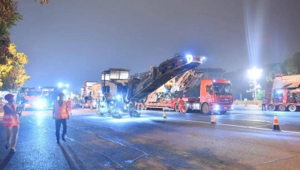 阅兵前的凌晨，长安街35小时铺了46个“足球场”！