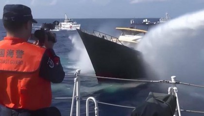 菲船白旗求饶后，黄岩岛暗战升级！美国沉默，菲方不敢再提“动武”