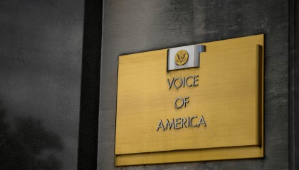 美法院裁定重启美国之音：随意关闭违宪