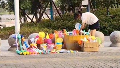 安徽14岁女孩摆摊25天赚2000元，走红后竞争增多