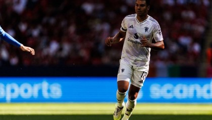 曼联2-2埃弗顿：姆贝乌莫首秀闪耀，防守漏洞成隐患