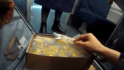 新员工将12公斤黄金忘在高铁上，价值上千万元！列车长：箱子重得要两个人抬！