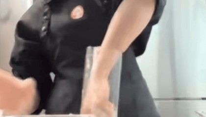 霸王茶姬店员徒手搅奶茶还谎称事发打烊后，被辞退！门店停业