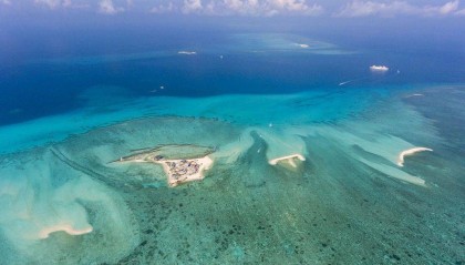 崩了！菲军直逼黄岩岛，美轰炸机助威，解放军忍无可忍强势出手