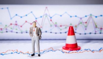 近期人民币贬值压力和去年下半年有何异同?