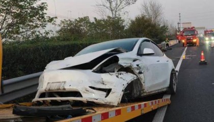 一新能源车突然失控撞高速护栏，司机称开启了自动辅助驾驶