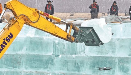 20万立方米存冰启用 哈尔滨冰雪大世界冰建开工