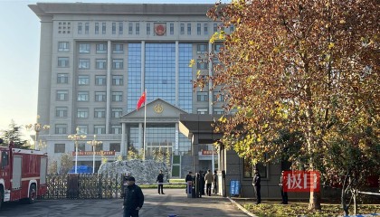 河北一家五口遇害案未当庭宣判，被害人家属身穿印有遇害者照片T恤走出法院，律师：被告认罪认罚