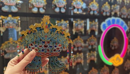 近1个月卖出7万件，“昌平牌”凤冠冰箱贴亮相线下商圈