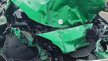 小米YU7提车3天,被失控水泥罐车迎头顶撞,车主:车已报废 感觉逃过一劫