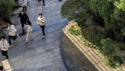 雷军回武汉大学了登上热搜！网传雷军与雷军班同学合影，小米王化：小米科技园门口就有武大赠送的99株樱花树