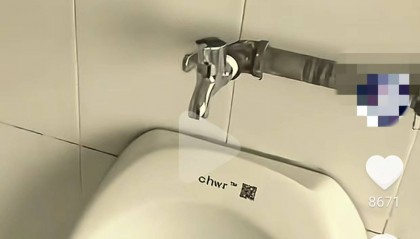 山东一高校小便池上方现水龙头 ，网友调侃“完美解决了世纪难题”，学校：方便打扫