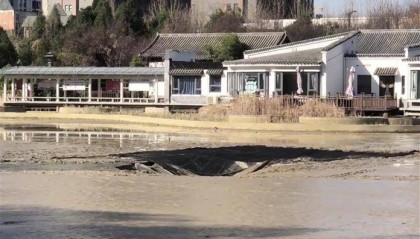 洛阳一公园湖底出现约40平方米的塌坑，湖水见底，官方：正在勘探排查
