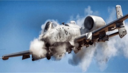 俄罗斯最担心的事发生了!美军A10冲进战场,6管机关炮对地扫射