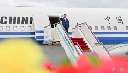 【时政】习近平率中央代表团抵达拉萨出席西藏自治区成立60周年庆祝活动