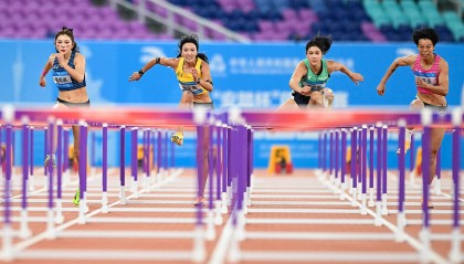 吴艳妮摘银颁奖台上仰面爆哭，她向粉丝和家人鞠躬，“给自己打0分，对不起你们”