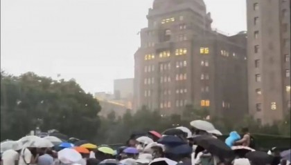 大量游客被台风困在上海外滩？假！