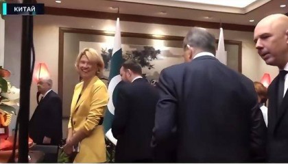 在普京下榻住所,拉夫罗夫询问“拉布布在哪”