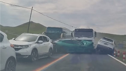 水泥罐车疑失控连撞对向多车，小米YU7被正面撞击受损严重，车主拍下现场：小米保了我的命