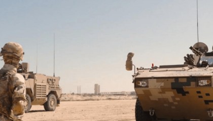 我军重装备首次现身沙特！08步战搭配20式枪族，惊艳亮相中沙联演