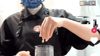霸王茶姬通报“手打奶茶”事件：系模仿摆拍，涉事店员被辞退