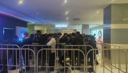 华为Mate 70系列开启预售，全国多地门店大排长龙