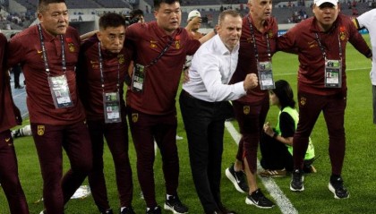 东亚杯两轮战罢，四队中仅国足一球未进，下轮进一球赢一场?