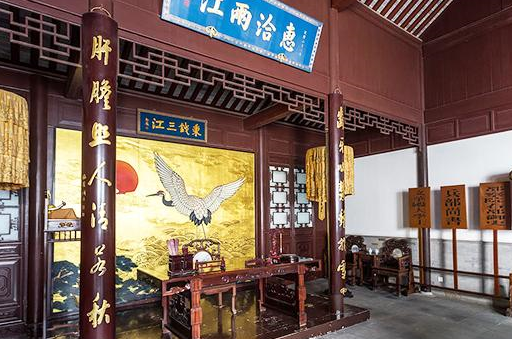 有人算了一笔账，清代一名清廉的总督，年收入折合人民币约7200万