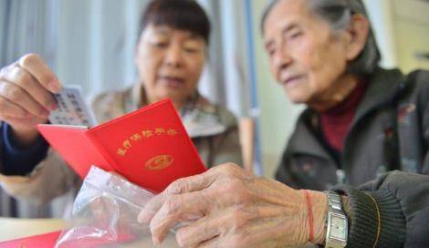 2022年养老金还会涨吗？“信号”来了，有三类人会受益