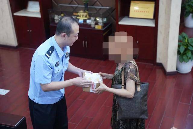黄金大“截”案：购460克黄金寄陌生人，民警争分夺秒千里追回