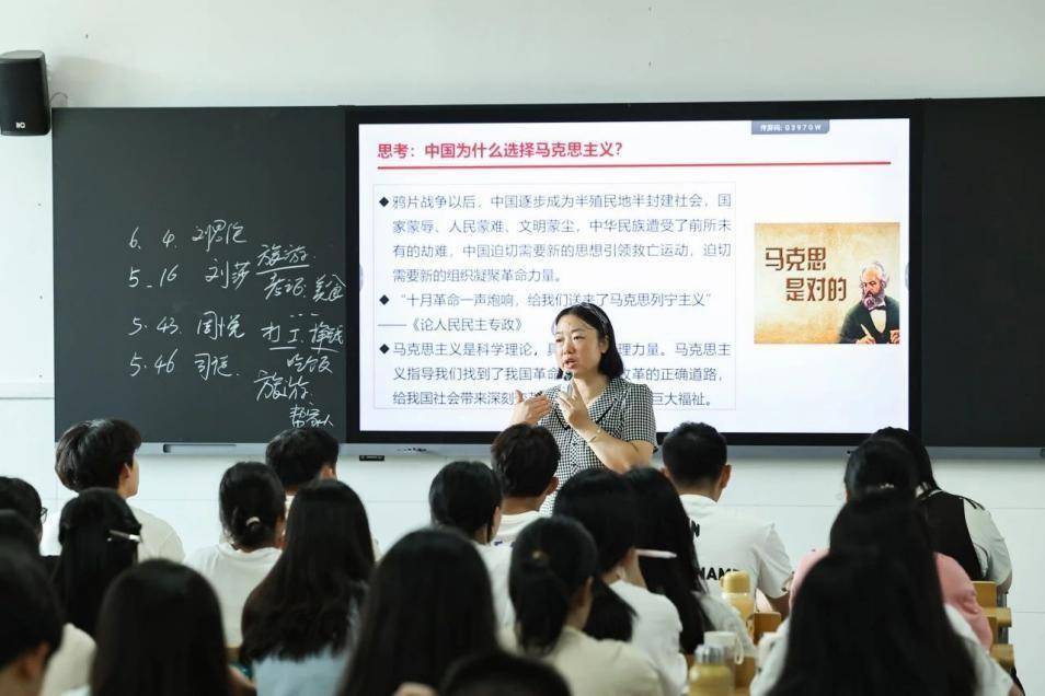 广州一高职校长书记与学生同上“开学第一课”