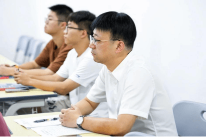 广州一高职校长书记与学生同上“开学第一课”