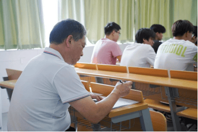 广州一高职校长书记与学生同上“开学第一课”