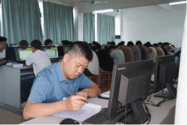广州一高职校长书记与学生同上“开学第一课”