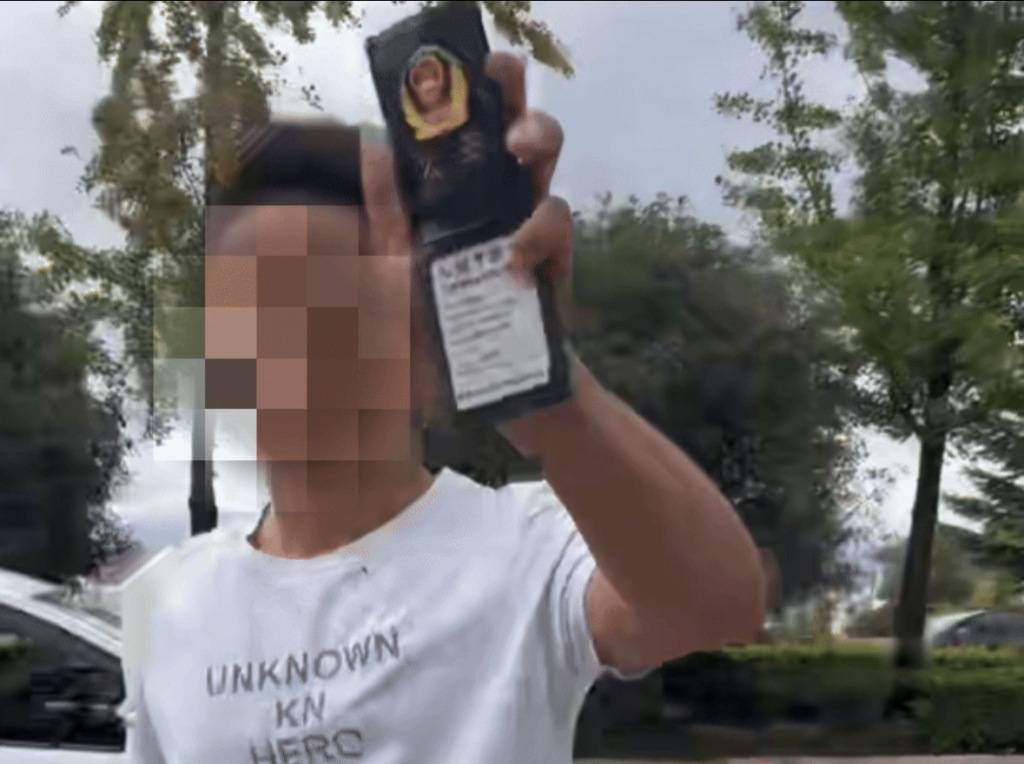 云南一男子驾车别停他人车辆后“亮警察证”，涉嫌非法持有、使用警用标志被行拘