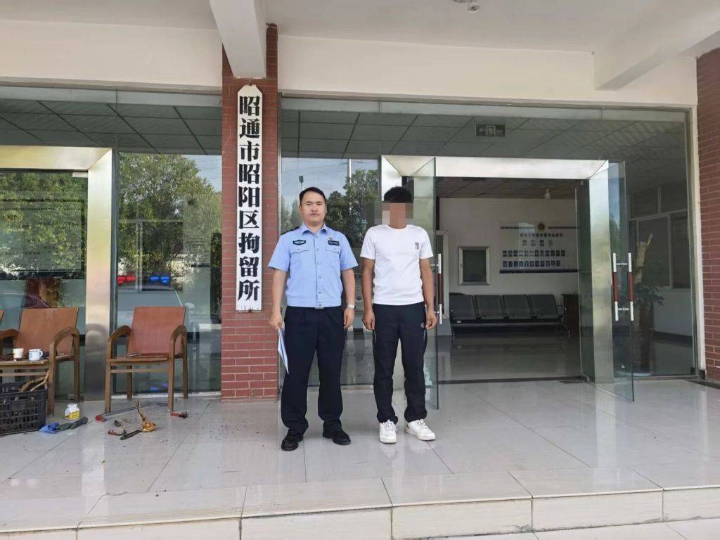 云南一男子驾车别停他人车辆后“亮警察证”，涉嫌非法持有、使用警用标志被行拘