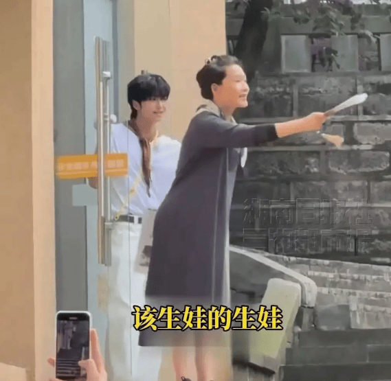 考古|何赛飞录节目把刘嘉玲刘晓庆等嘉宾得罪完,她是情商低还是真性情?