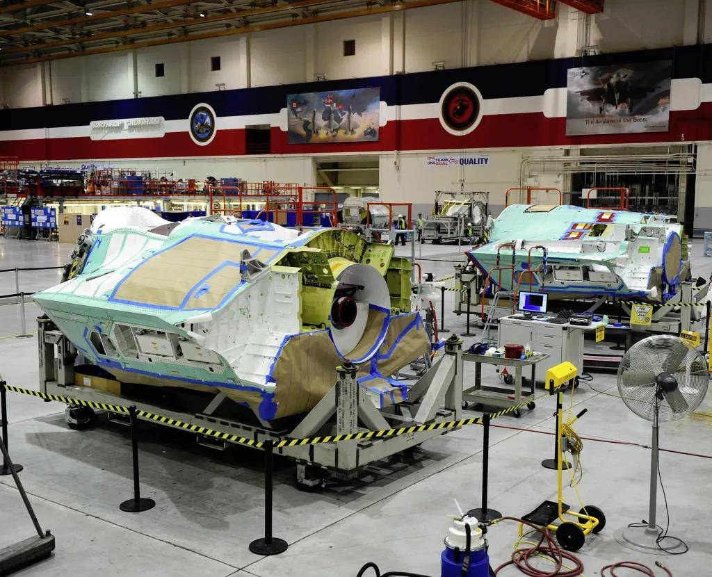 歼-36、歼-50统统曝出第二架，美国六代机打造首个部件，陷入死局