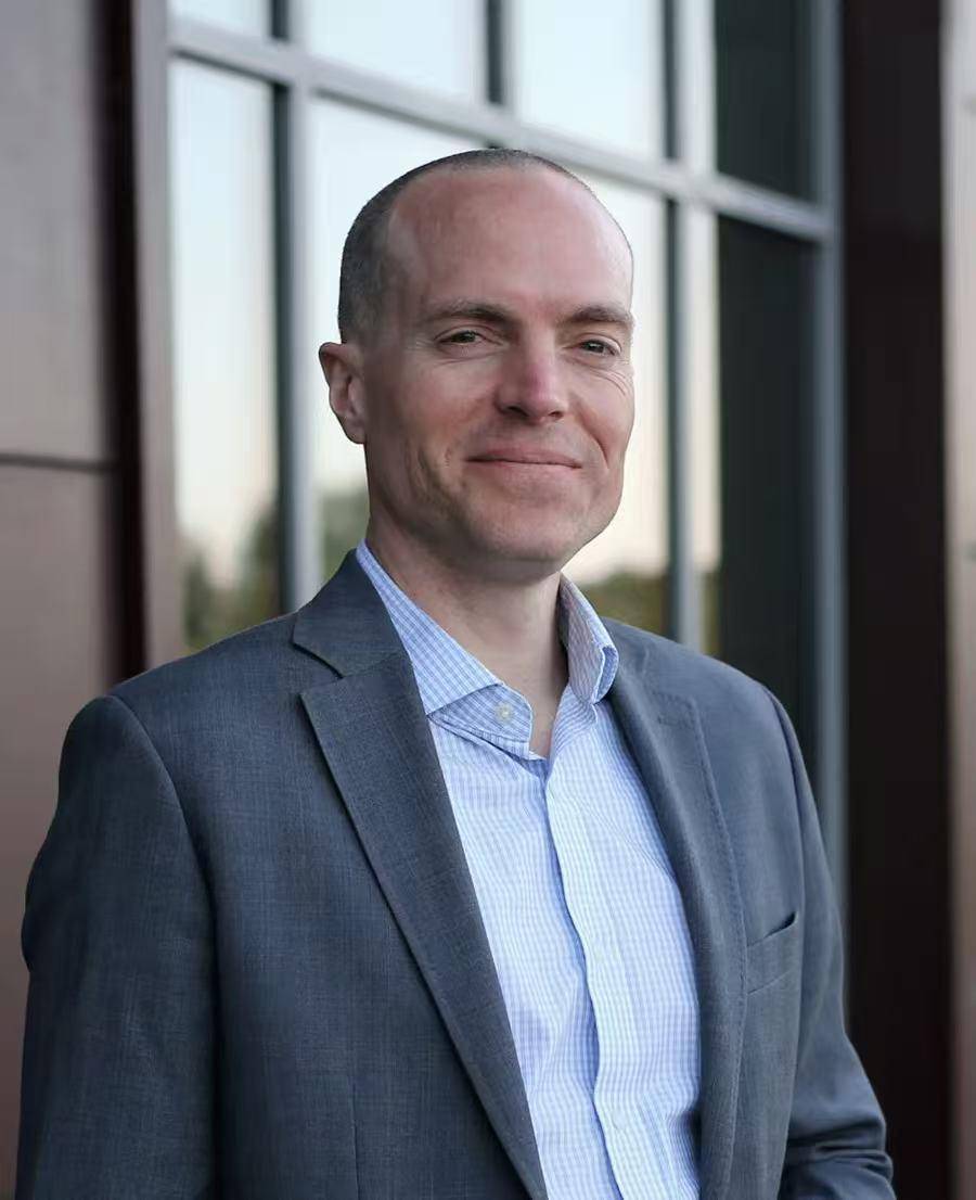 美籍校长与儿子老挝度假,遭5厘米长“杀人蜂”袭击,全身被蜇100多处双双殒命