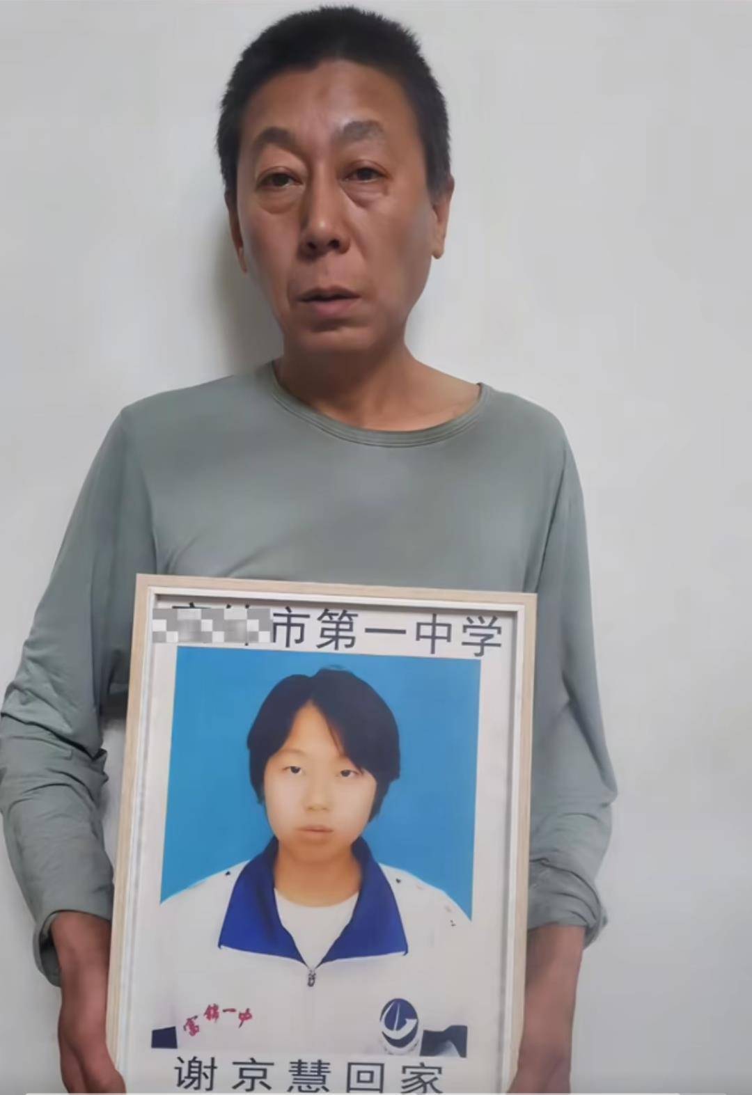 18岁高二女生放学打车到松花江边失联10日,家人在岸边发现她的背包和棉袄,当地仍在全力搜救