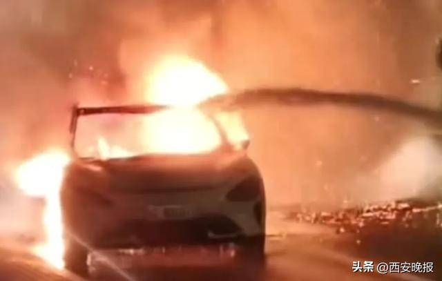 小米汽车起火,消防:车辆在高速发生故障,拖车拖下高速后冒烟起火