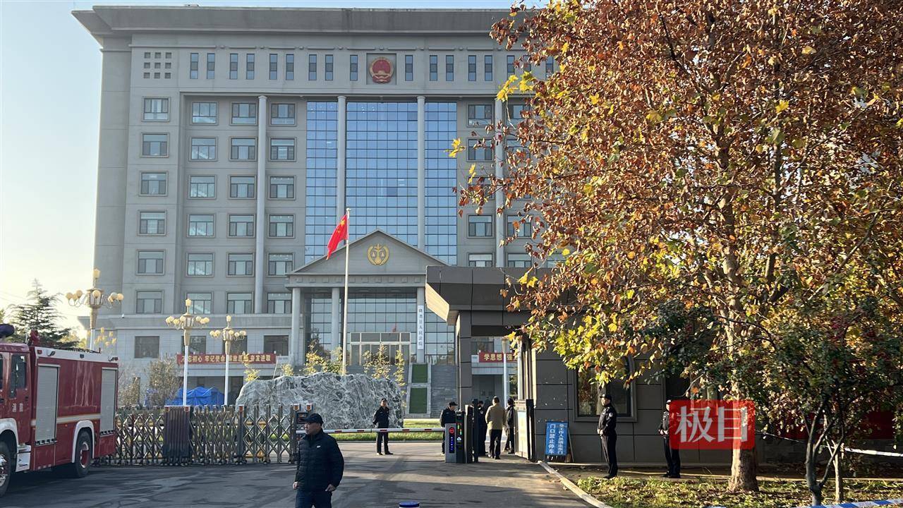 河北一家五口遇害案未当庭宣判,被害人家属身穿印有遇害者照片T恤走出法院,律师:被告认罪认罚