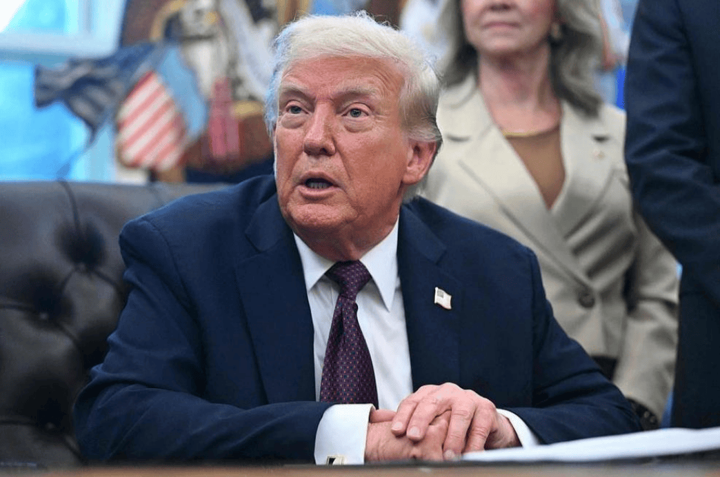 纽约市长：我就是移民，有本事把我赶走！特朗普：你接受恐怖分子资助，进监狱吧！