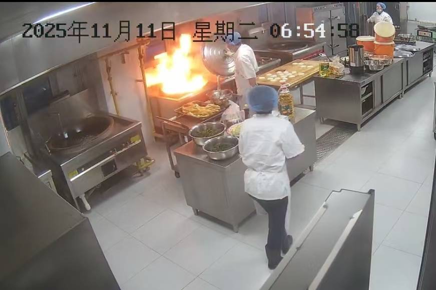 后厨油锅起火员工盖住锅盖灭火，5秒后打开火苗蹿出险些伤人