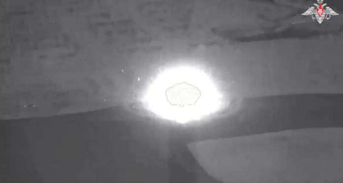 俄军弹道导弹击中乌方三套导弹发射装置，其中包括“海马斯”，现场发生巨大爆炸