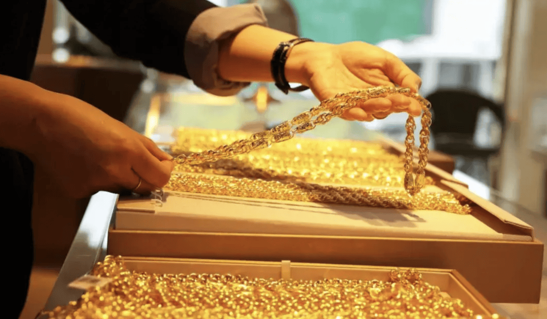 金价“大跳水”！国际金价跌麻了，国内金饰四连跌，该入手吗？