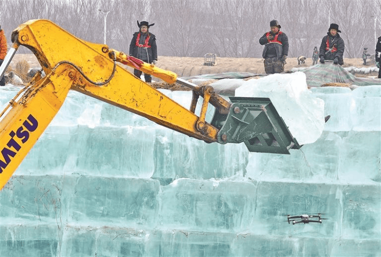 20万立方米存冰启用 哈尔滨冰雪大世界冰建开工