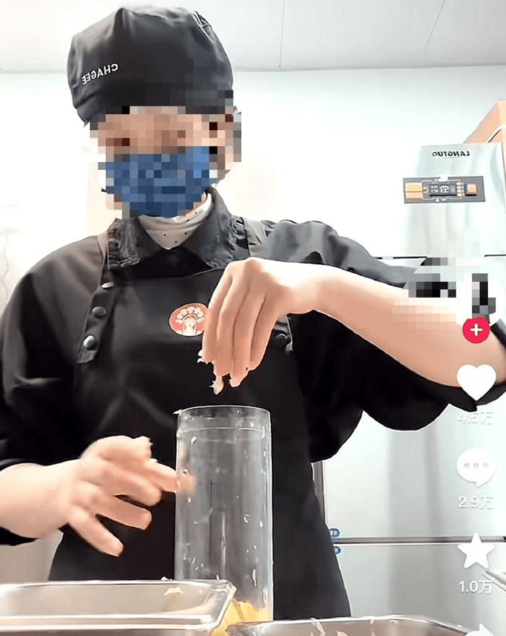 霸王茶姬通报“手打奶茶”事件：系模仿摆拍，涉事店员被辞退