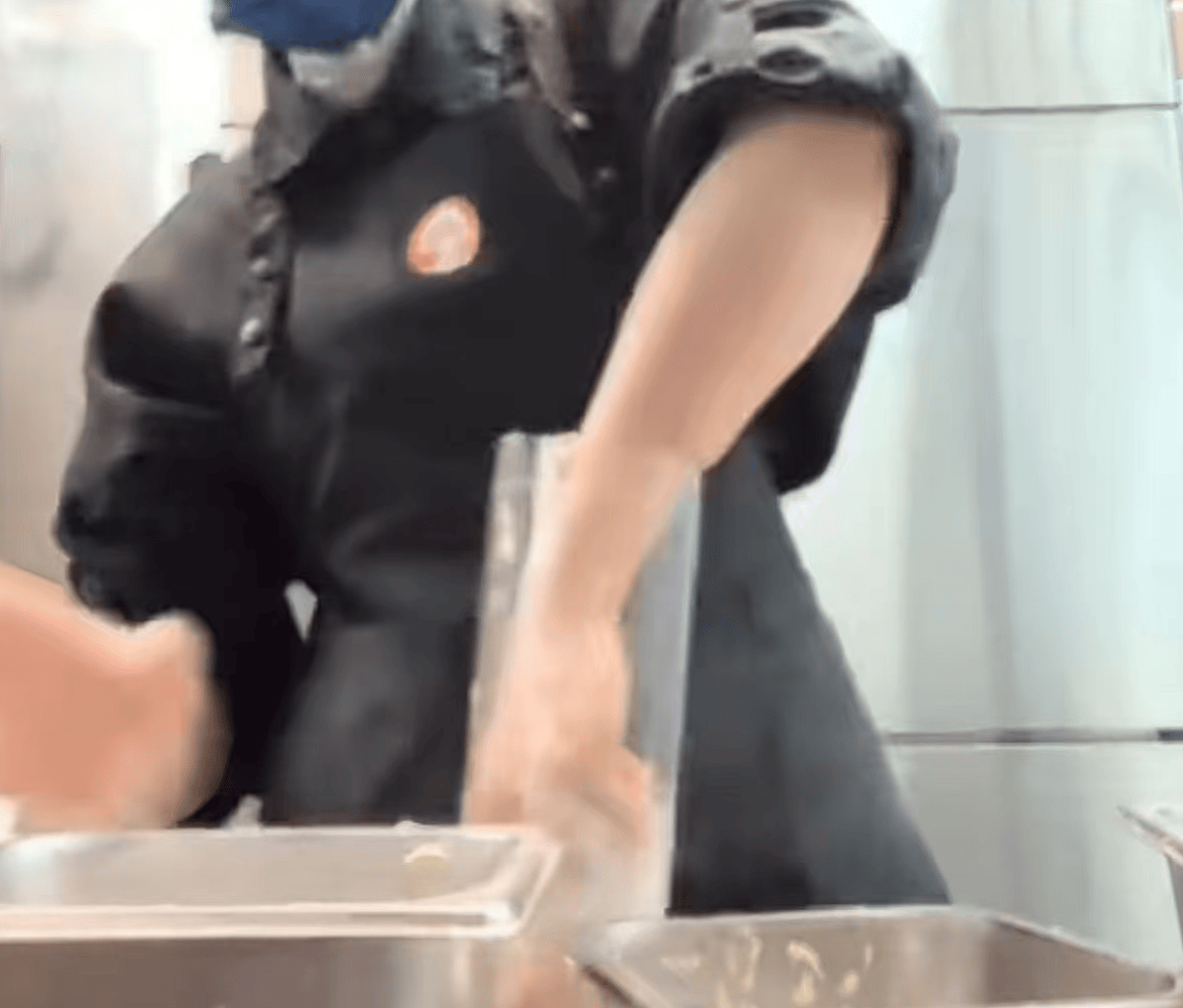 霸王茶姬店员徒手搅奶茶还谎称事发打烊后，被辞退！门店停业