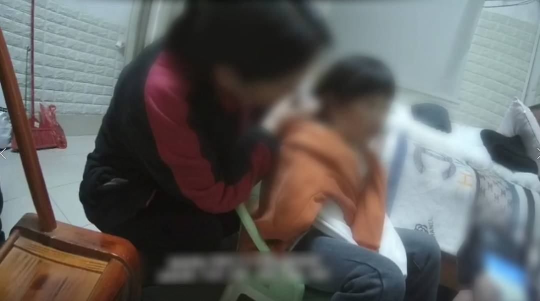 湖南一对夫妻将女儿“丢”在服务区,开了几百公里接到交警电话......